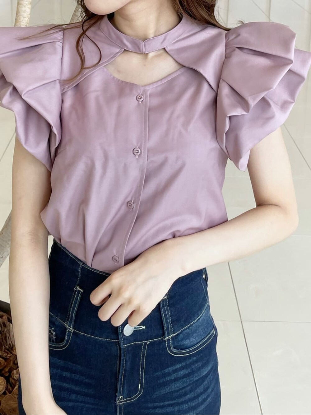 ピンク系のシャツ/ブラウス、ブラウン系のテーラードジャケット、ブラック系のパンプスを着用したレディースの秋コーディネートの5枚目の写真