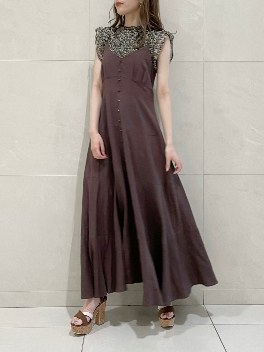 その他のサンダル、その他のシャツ/ブラウス、ブラウン系のワンピースを着用したレディースの春コーディネートの10枚目の写真