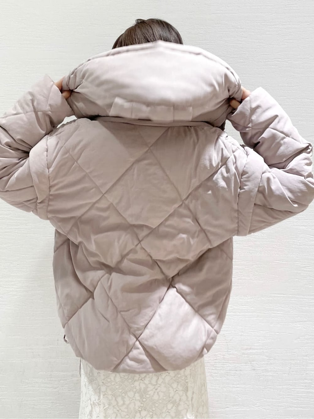 ホワイト系のスカート、ピンク系のダウンジャケット/コート、ブラウン系のニット/セーターを着用したレディースの夏コーディネートの5枚目の写真