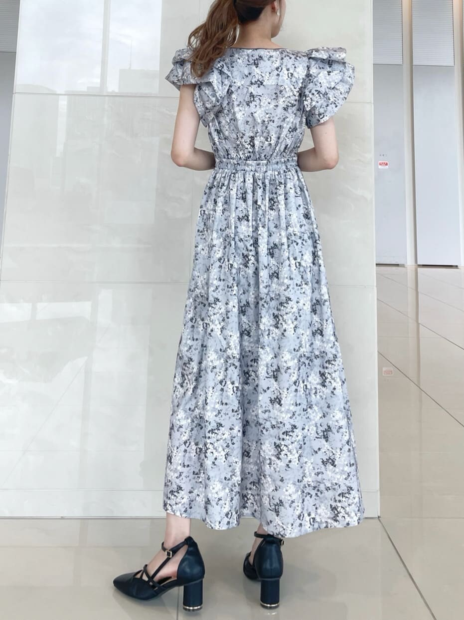 ブラウン系のその他アウター、ブラック系のパンプス、グレー系のワンピースを着用したレディースの秋コーディネートの7枚目の写真