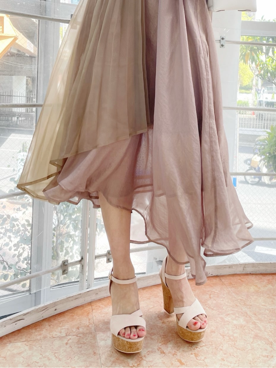 ブラウン系のスカート、ベージュ系のサンダル、ホワイト系のハンドバッグを着用したレディースの春コーディネートの8枚目の写真