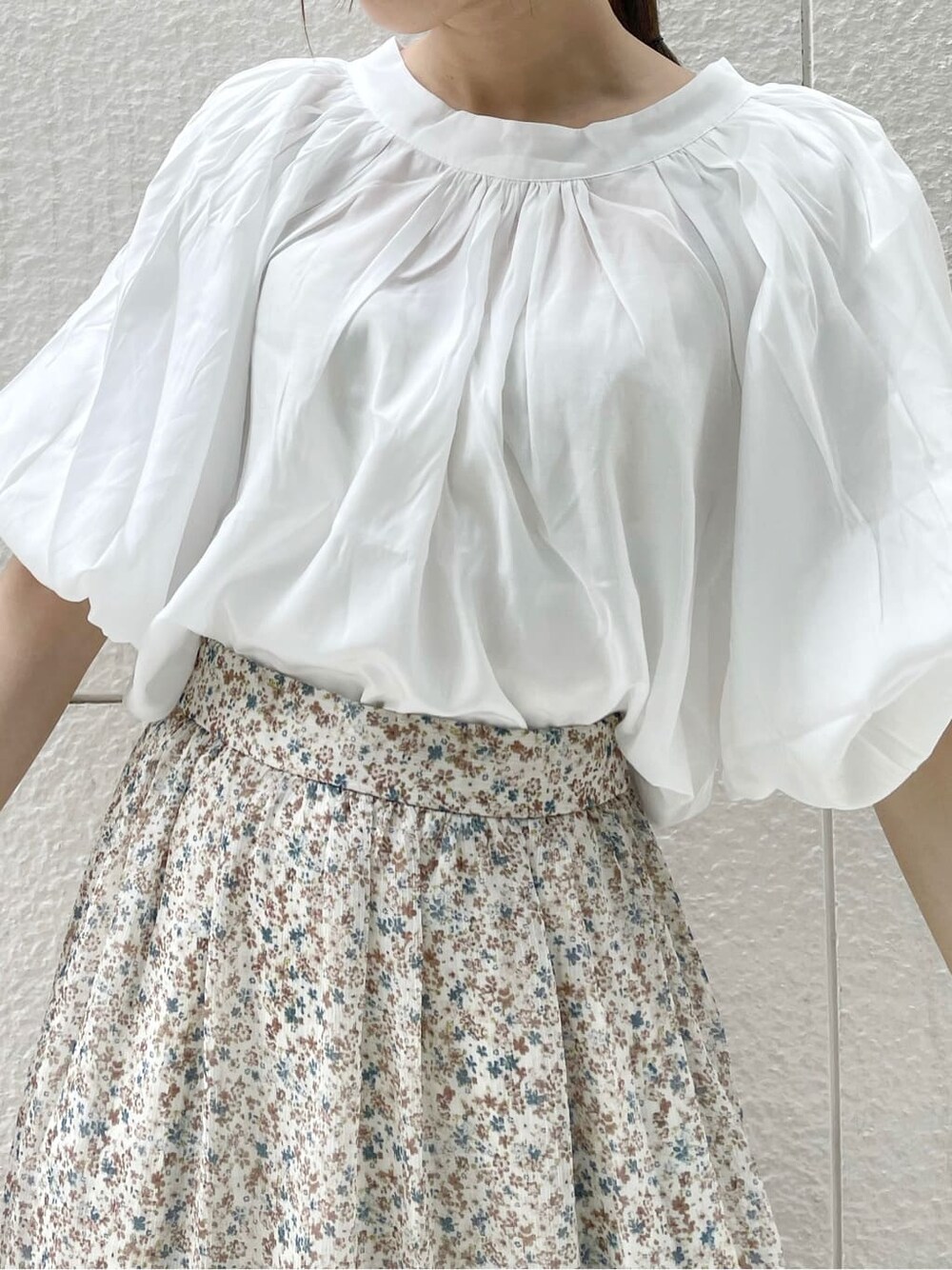 ブラウン系のハンドバッグ、ブラウン系のサンダル、ホワイト系のシャツ/ブラウスを着用したレディースの夏コーディネートの6枚目の写真