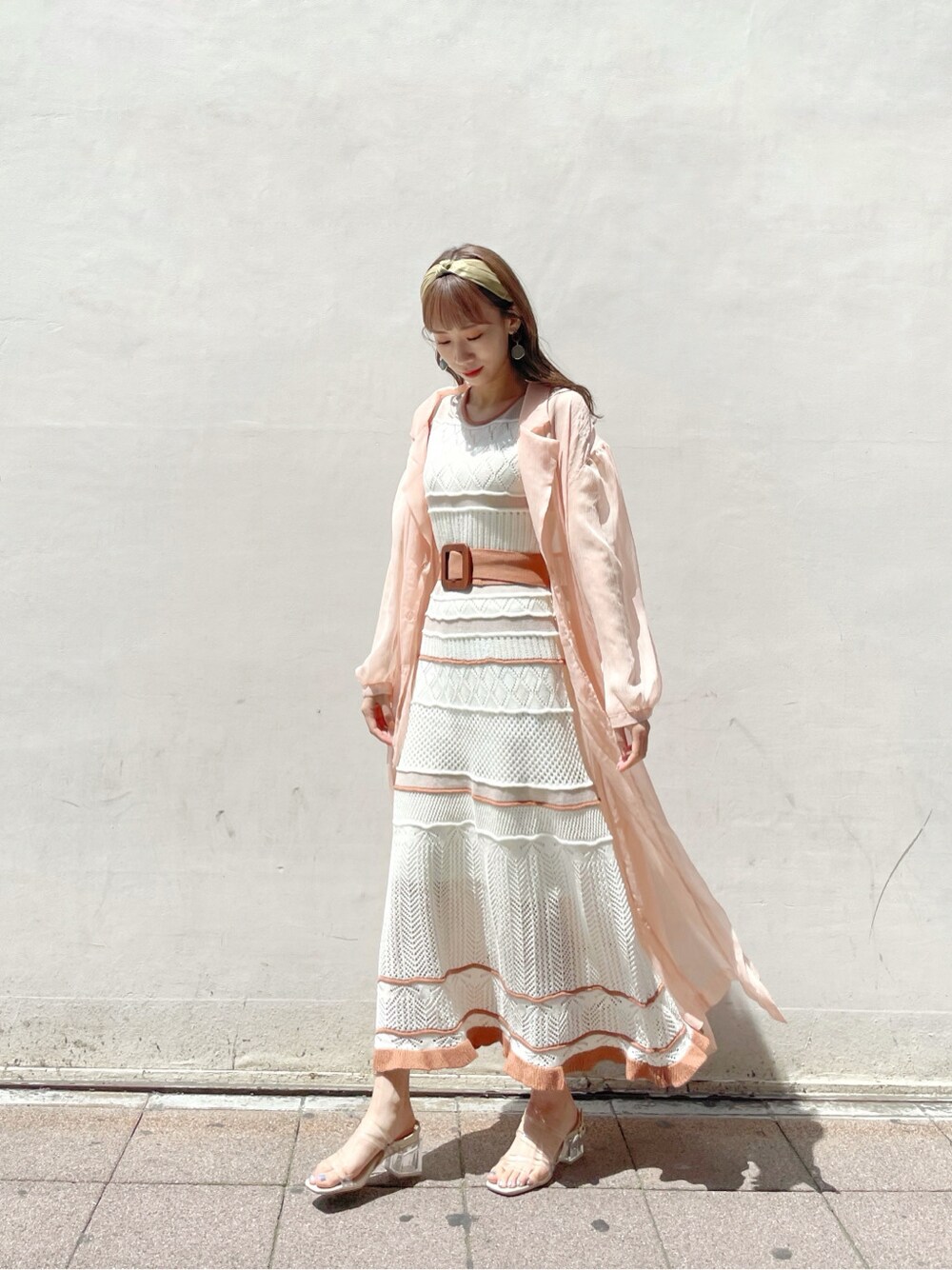 オレンジ系のシャツ/ブラウス、オレンジ系のワンピース、その他のサンダルを着用したレディースの春コーディネートの2枚目の写真