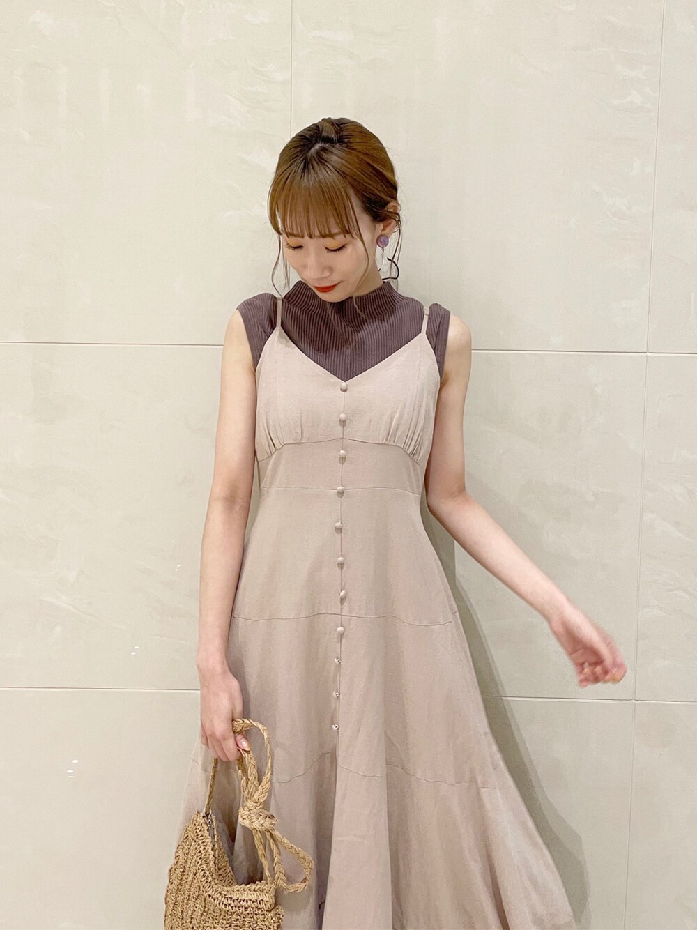 ベージュ系のワンピース、その他のサンダル、ベージュ系のニット/セーターを着用したレディースの春コーディネートの4枚目の写真