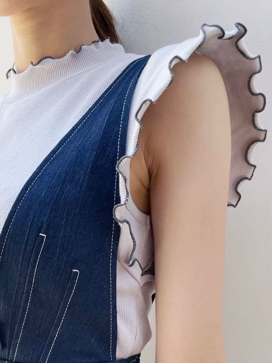 ブラック系のサンダル、ブルー系のジャンパースカート、グレー系のTシャツ/カットソーを着用したレディースの夏コーディネートの8枚目の写真