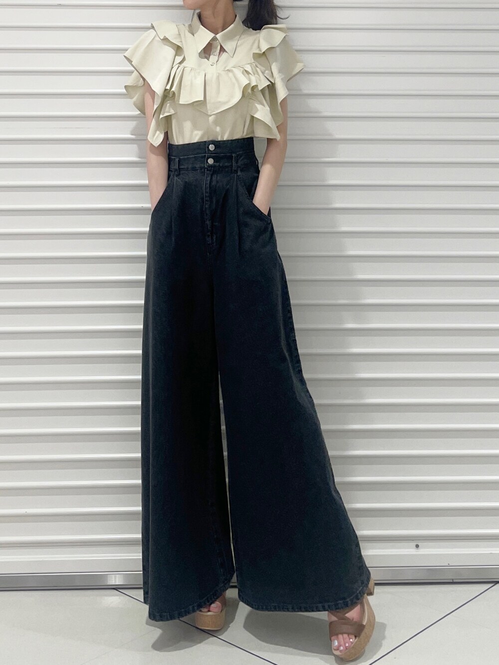 ベージュ系のシャツ/ブラウス、ブラック系のデニムパンツ、ブラウン系のサンダルを着用したレディースの夏コーディネートの2枚目の写真