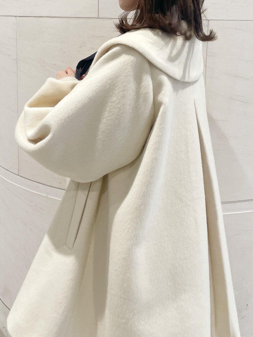 ベージュ系のその他アウター、ブルー系のシャツ/ブラウス、ブルー系のスカートを着用したレディースの秋コーディネートの5枚目の写真