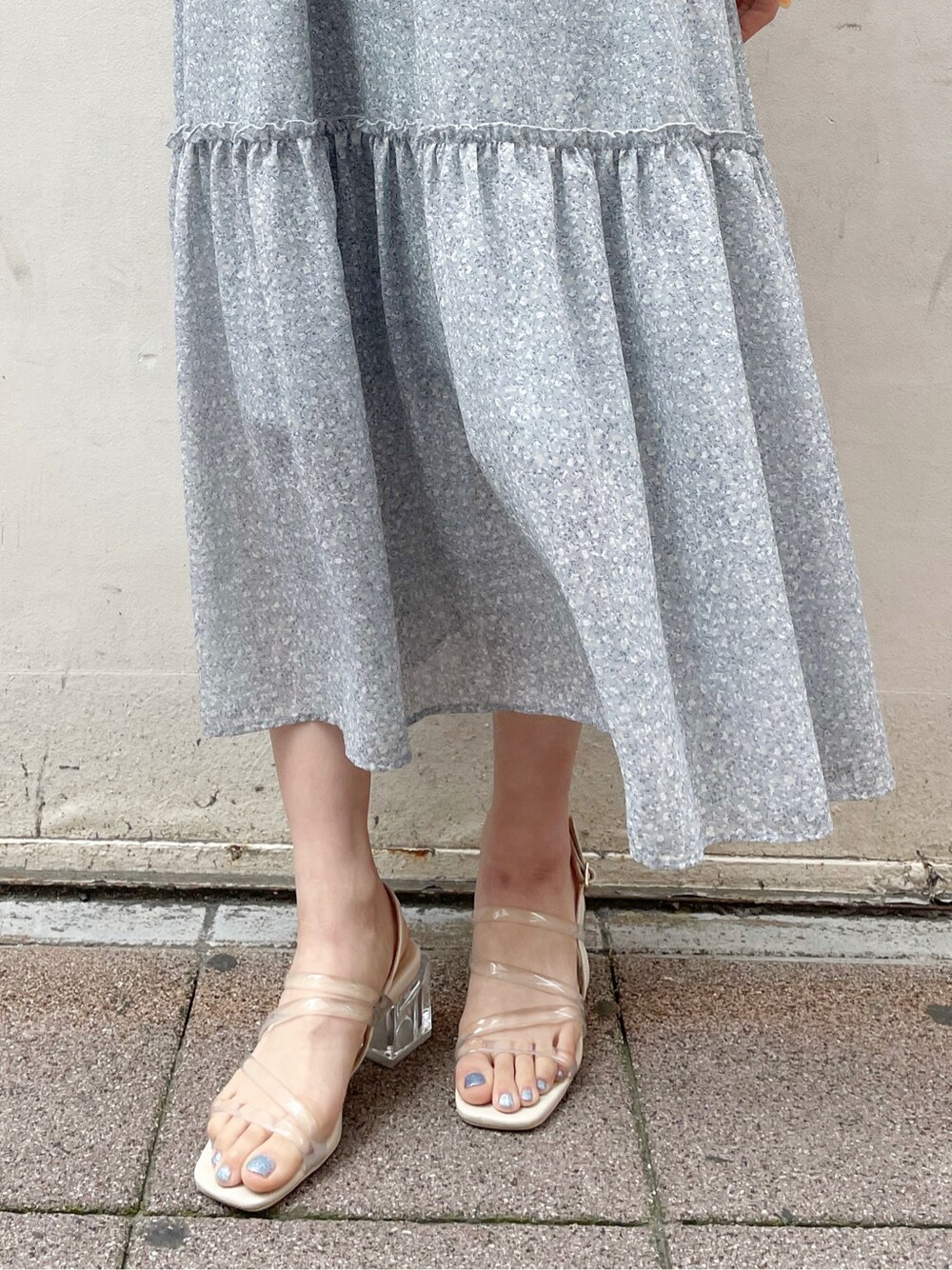 ホワイト系のワンピース、ブルー系のワンピース、その他のサンダルを着用したレディースの春コーディネートの10枚目の写真