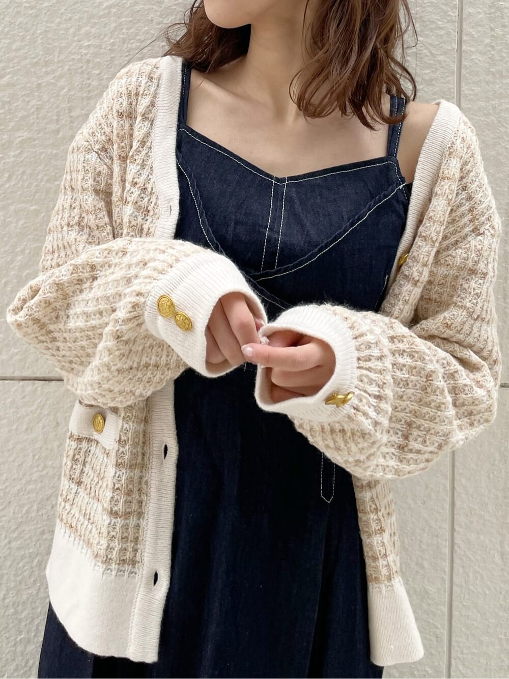 ピンク系のスニーカー、ブルー系のワンピース、ベージュ系のカーディガン/ボレロを着用したレディースの冬コーディネートの5枚目の写真