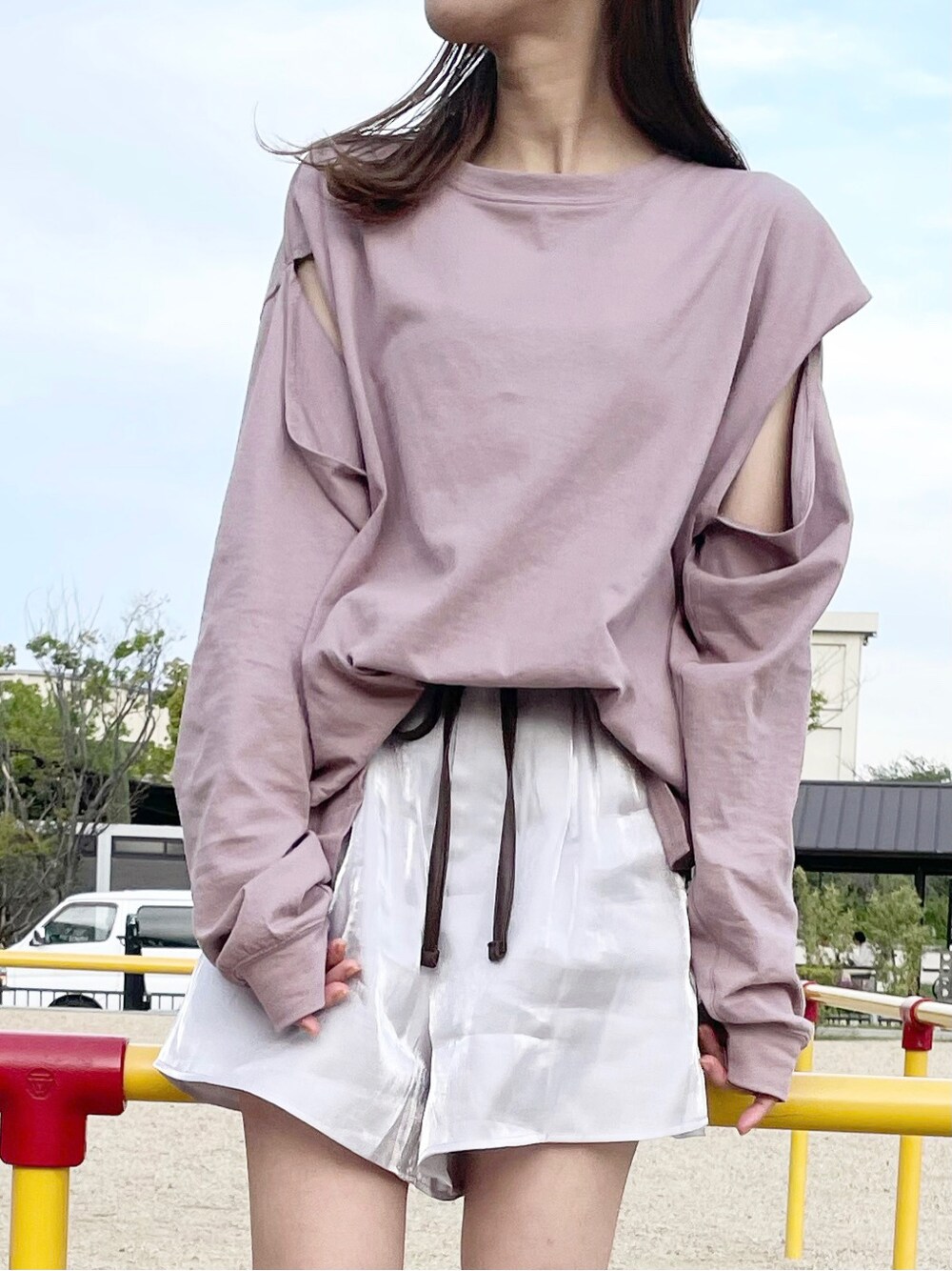 ホワイト系のスニーカー、パープル系のTシャツ/カットソー、パープル系のその他パンツを着用したレディースの春コーディネートの2枚目の写真