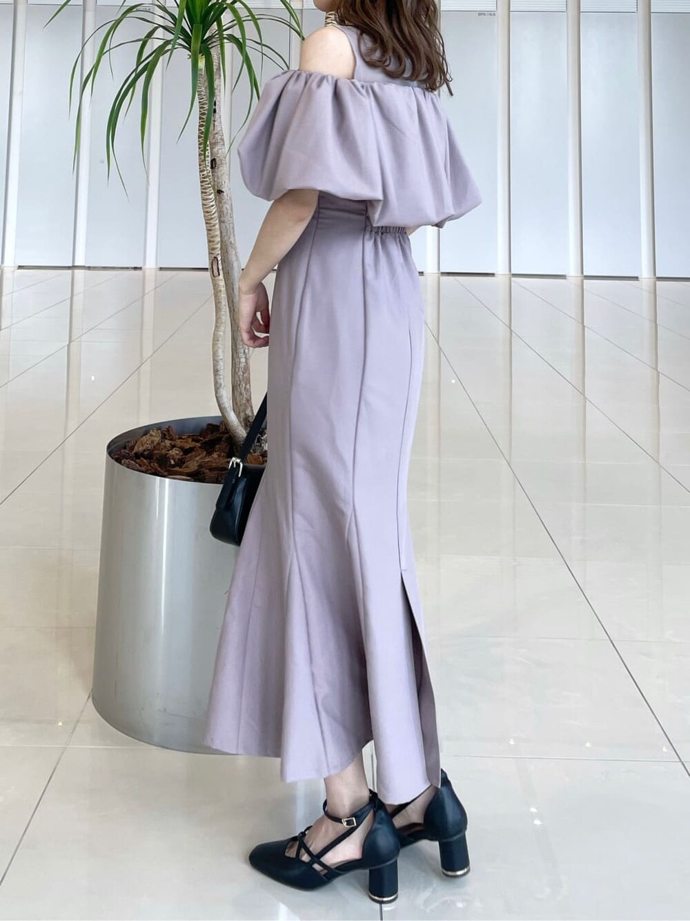 ピンク系のワンピース、ブラック系のパンプスを着用したレディースの秋コーディネートの2枚目の写真