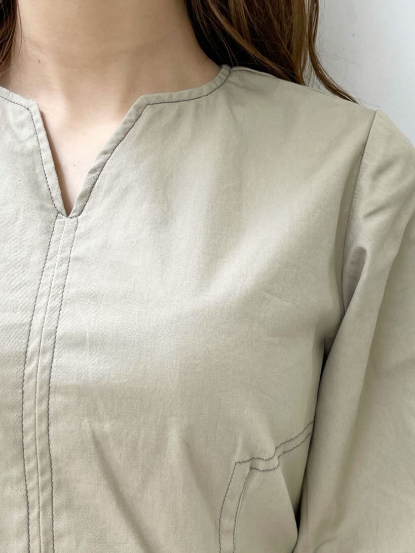 ブラック系のサンダル、ブラック系のハンドバッグ、ベージュ系のワンピースを着用したレディースの夏コーディネートの7枚目の写真