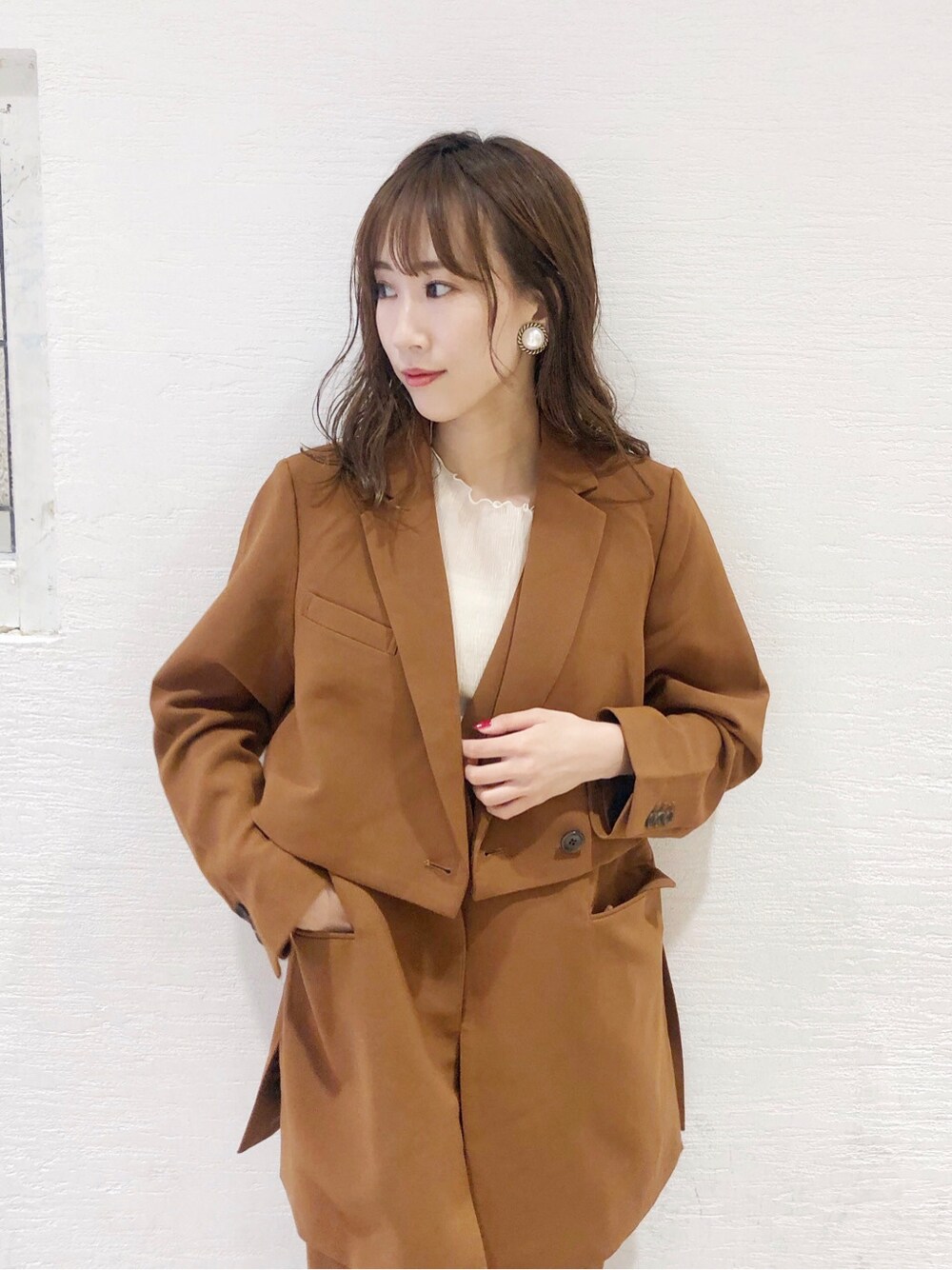 ブラウン系のテーラードジャケット、ホワイト系のローファー、ホワイト系のシャツ/ブラウスを着用したレディースの夏コーディネートの3枚目の写真