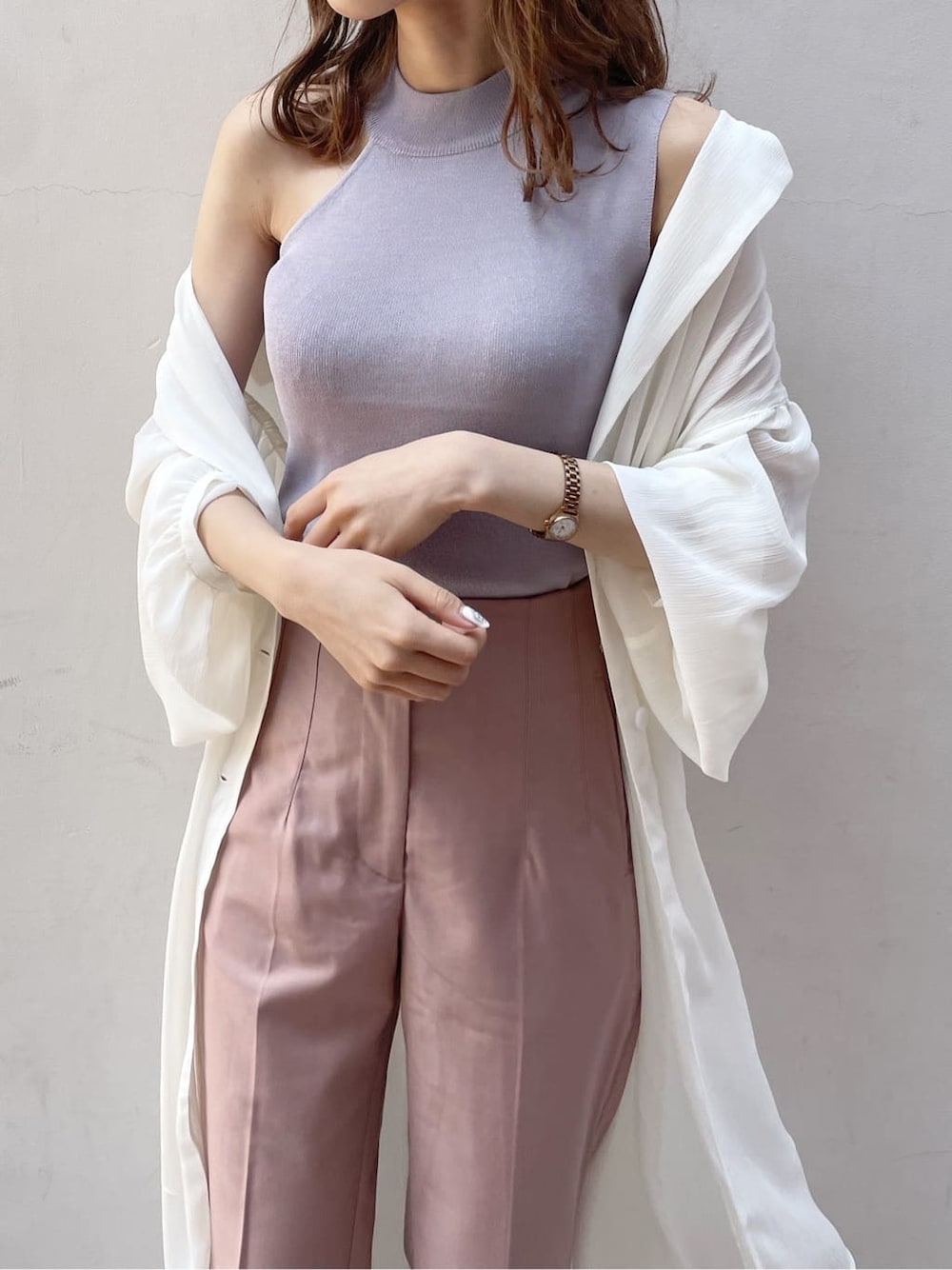 ブラック系のサンダル、ホワイト系のシャツ/ブラウス、パープル系のニット/セーターを着用したレディースの春コーディネートの5枚目の写真