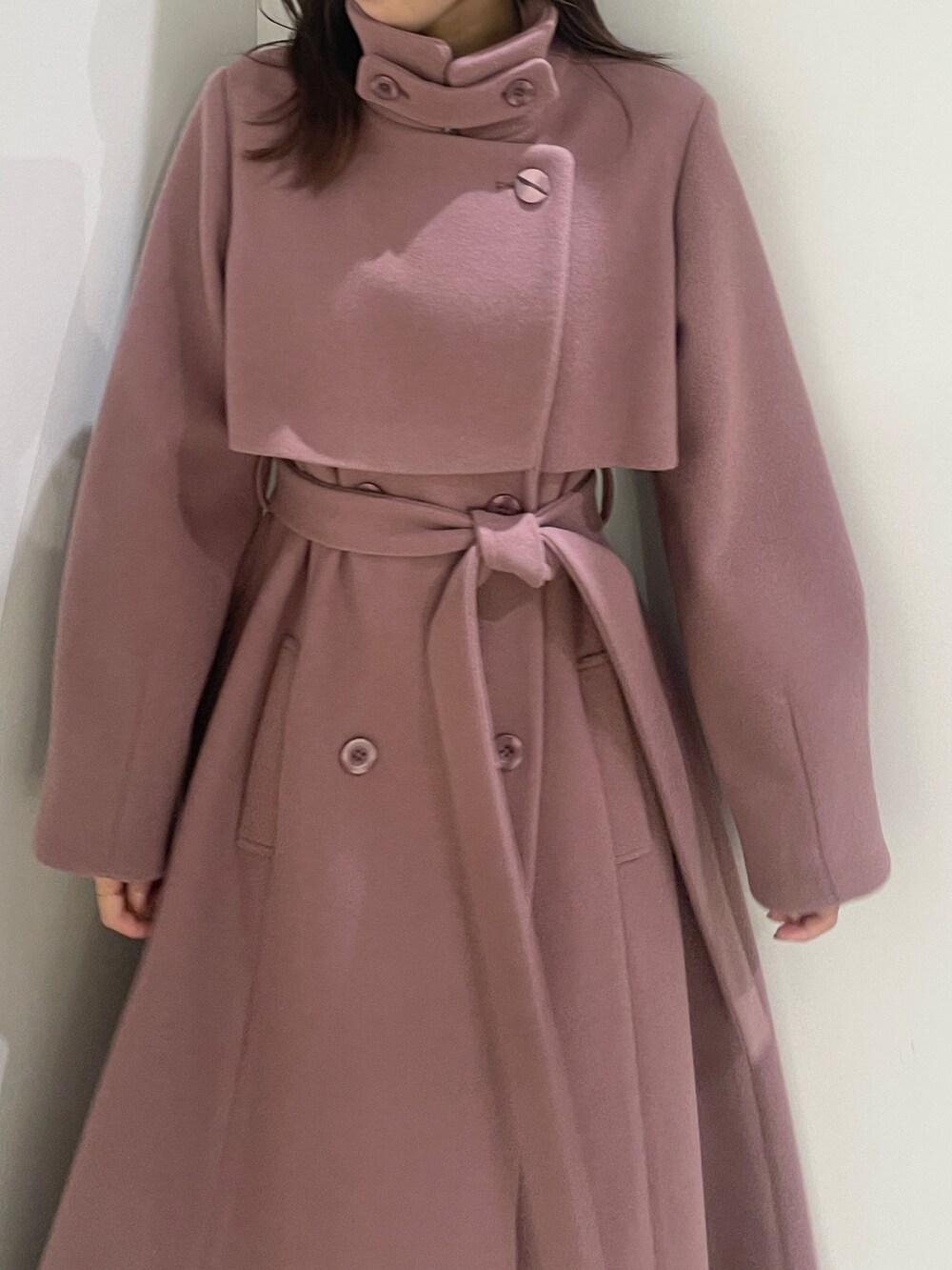 ピンク系のその他アウター、ブラック系のローファー、ピンク系のシャツ/ブラウスを着用したレディースの秋コーディネートの7枚目の写真