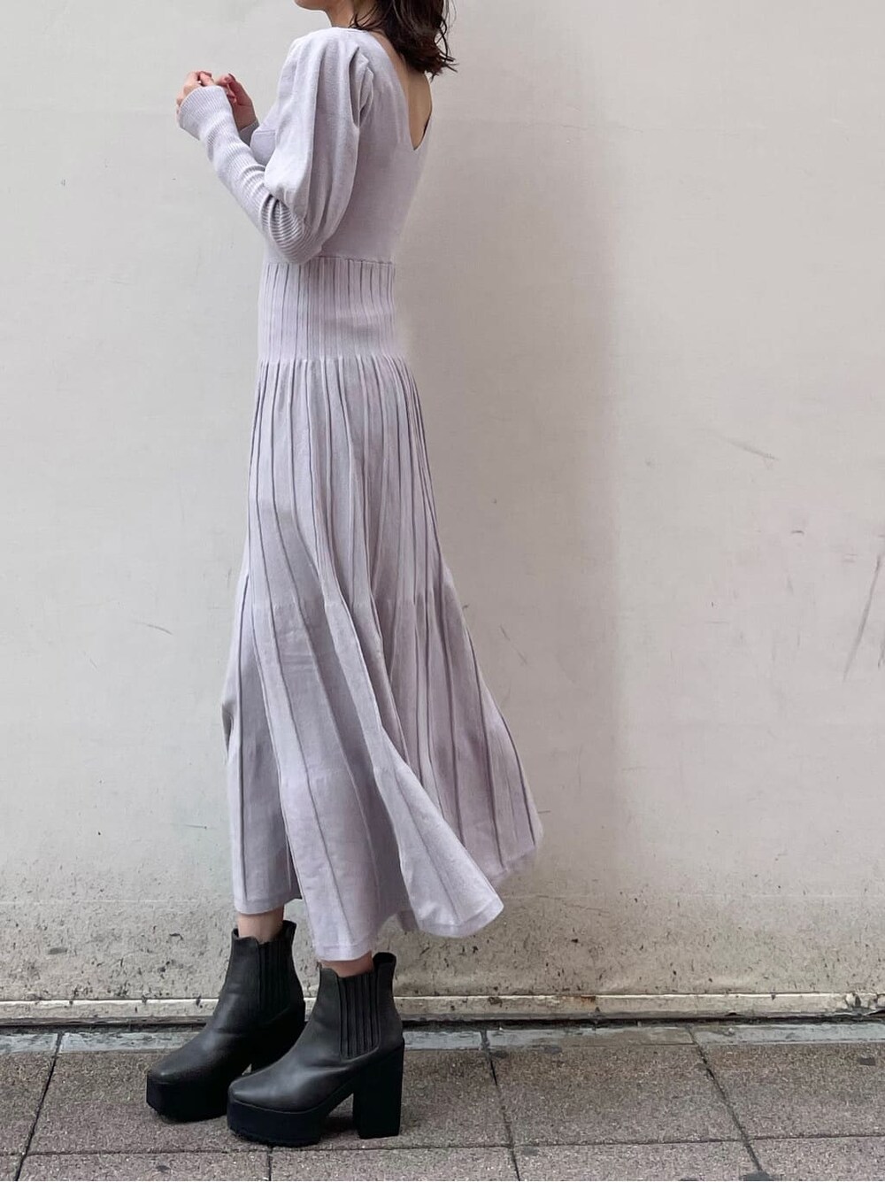 ホワイト系のダウンジャケット/コート、グレー系のブーツ、ブルー系のワンピースを着用したレディースの冬コーディネートの4枚目の写真