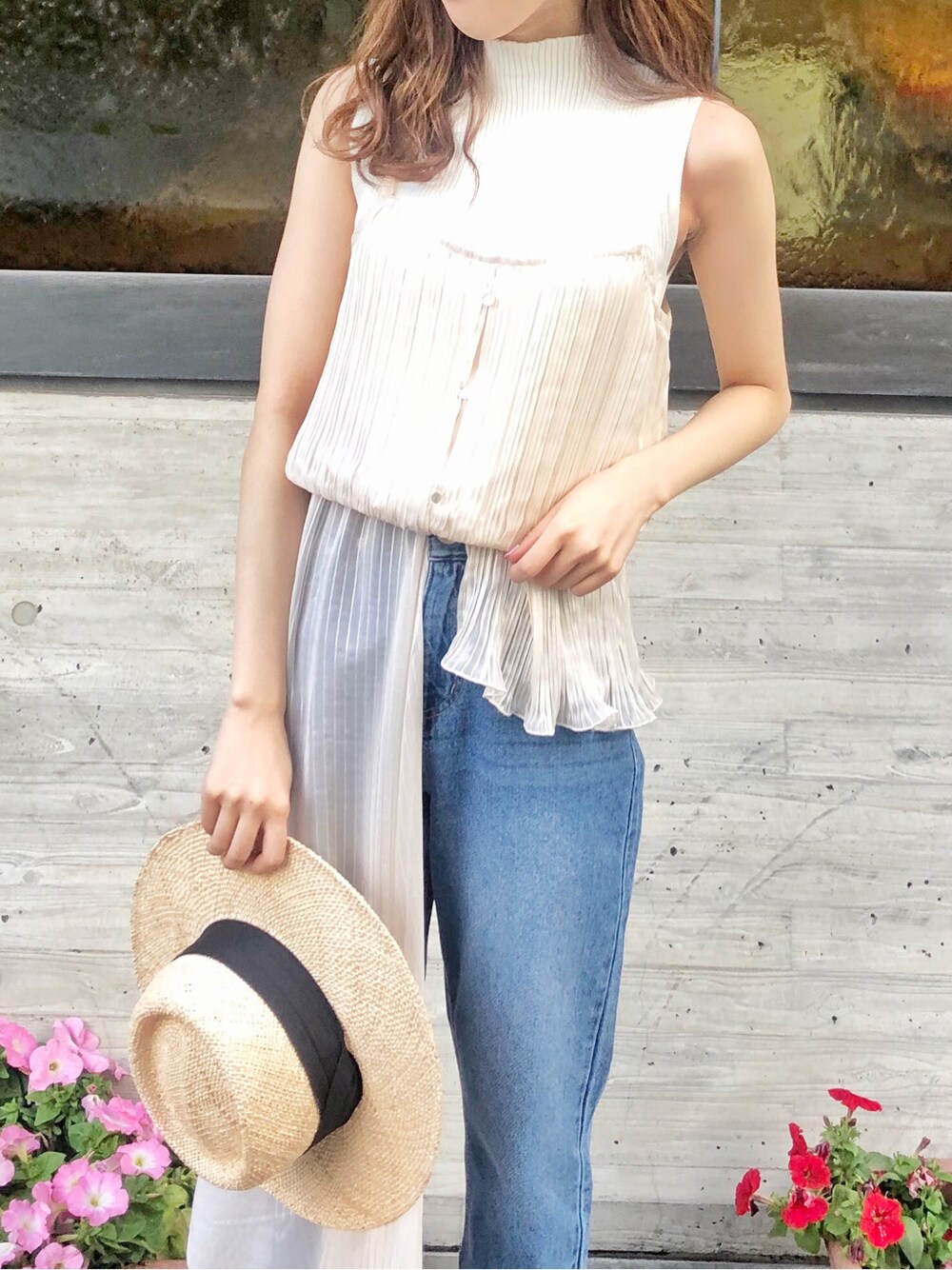 その他のサンダル、ホワイト系のシャツ/ブラウス、ブルー系のデニムパンツを着用したレディースの夏コーディネートの2枚目の写真