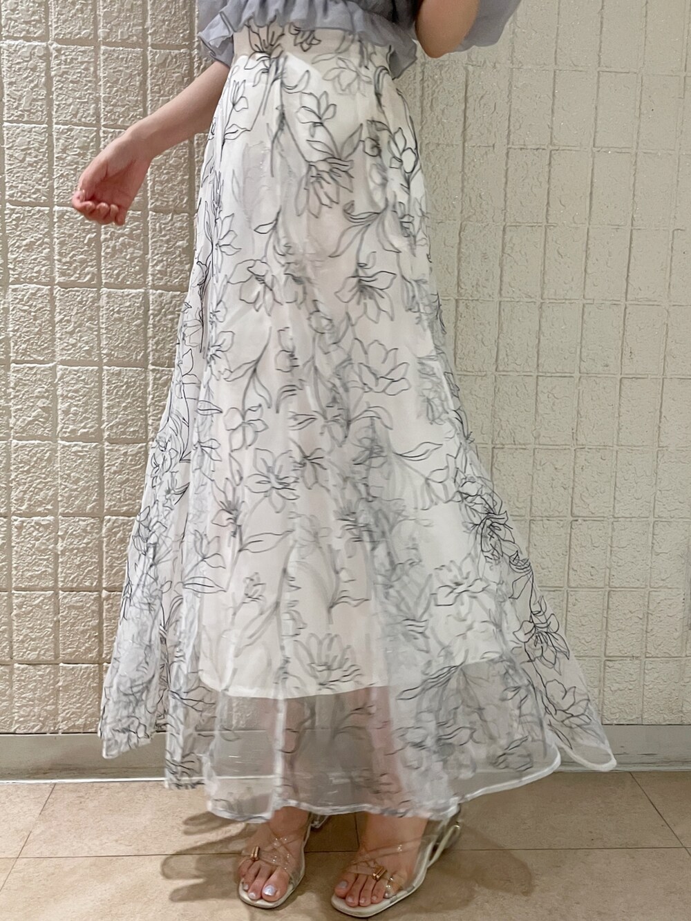 ホワイト系のサンダル、グレー系のシャツ/ブラウス、ホワイト系のスカートを着用したレディースの夏コーディネートの7枚目の写真