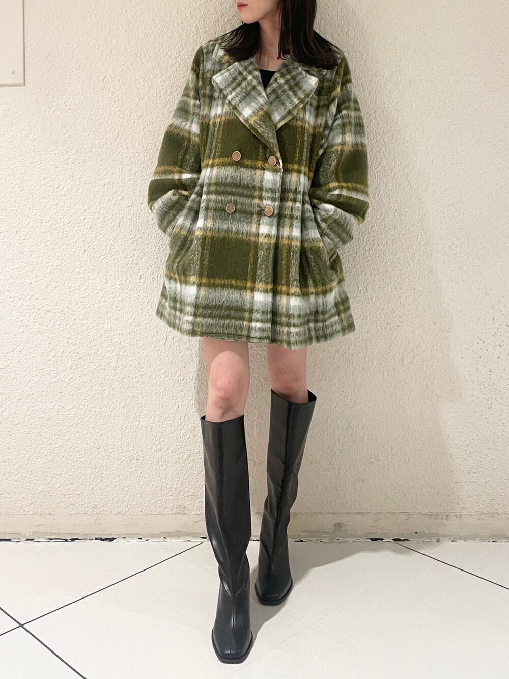 グリーン系のその他アウター、ブラック系のブーツを着用したレディースの秋コーディネートの3枚目の写真