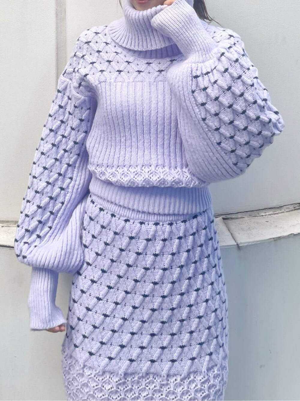 ベージュ系のブーツ、ブラック系のブーツ、ホワイト系のニット/セーターを着用したレディースの秋コーディネートの7枚目の写真