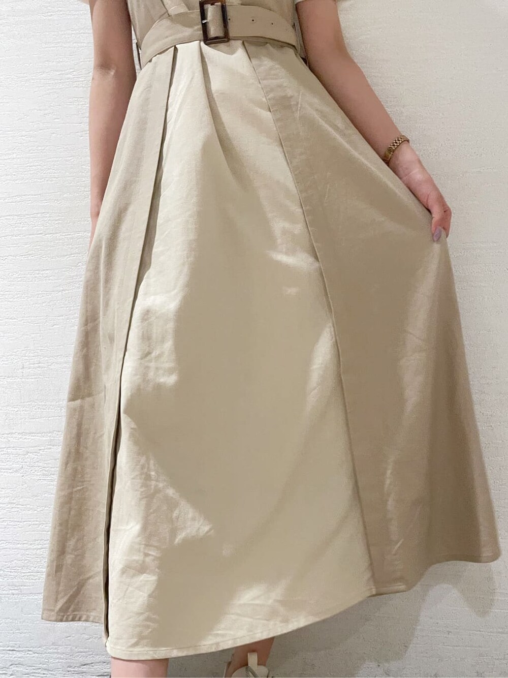 ホワイト系のスニーカー、ベージュ系のワンピース、ホワイト系のTシャツ/カットソーを着用したレディースの春コーディネートの9枚目の写真