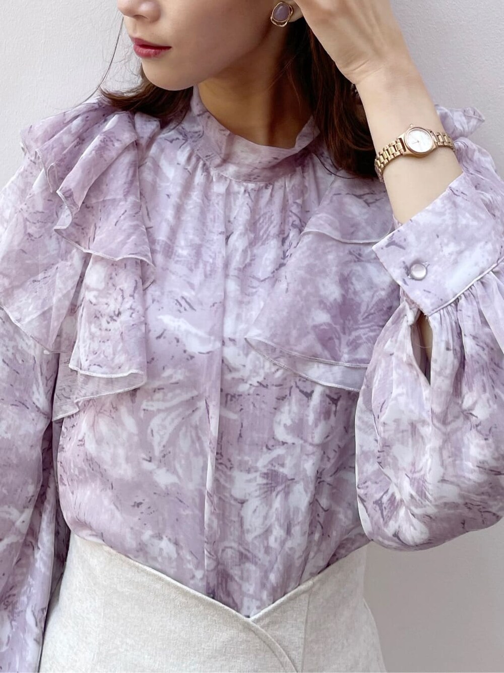 ブラック系のブーツ、ホワイト系のスカート、パープル系のシャツ/ブラウスを着用したレディースの秋コーディネートの5枚目の写真