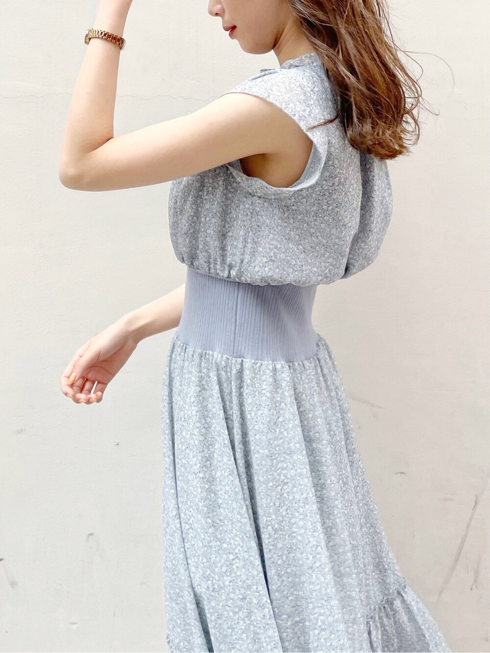 ホワイト系のワンピース、ブルー系のワンピース、その他のサンダルを着用したレディースの春コーディネートの4枚目の写真