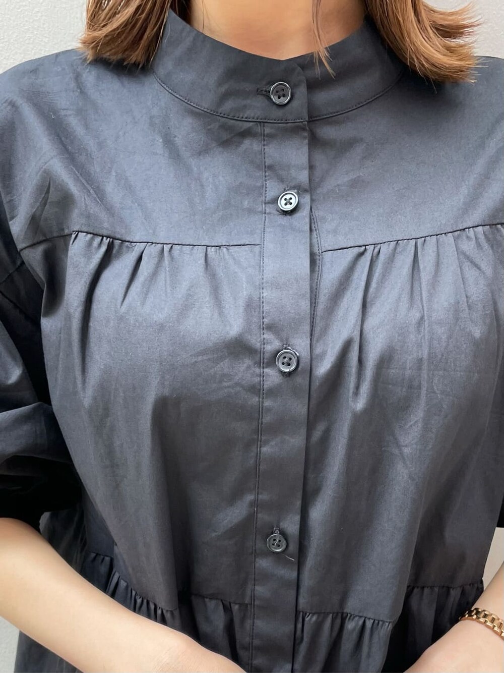 ブラック系のワンピース、ブラック系のその他シューズ、ブラック系のキャスケットを着用したレディースの秋コーディネートの8枚目の写真