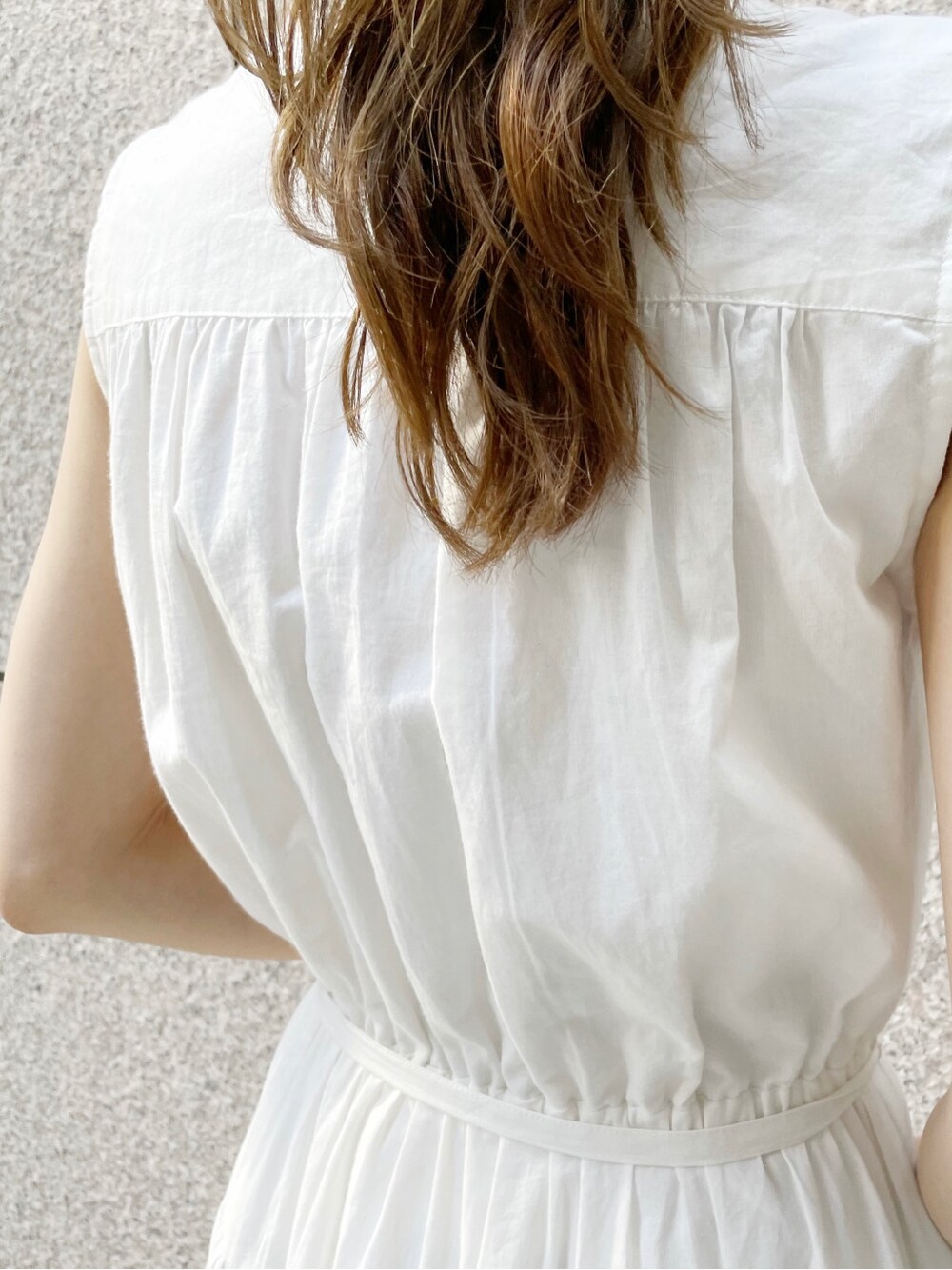 グレー系のサンダル、ホワイト系のシャツ/ブラウス、ホワイト系のワンピースを着用したレディースの春コーディネートの8枚目の写真