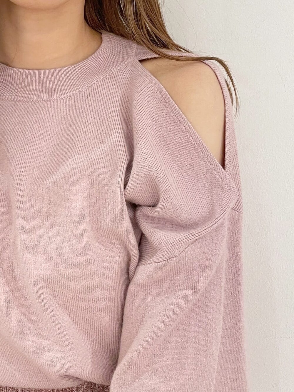 レッド系のスカート、ベージュ系のブーツ、ピンク系のニット/セーターを着用したレディースの夏コーディネートの5枚目の写真