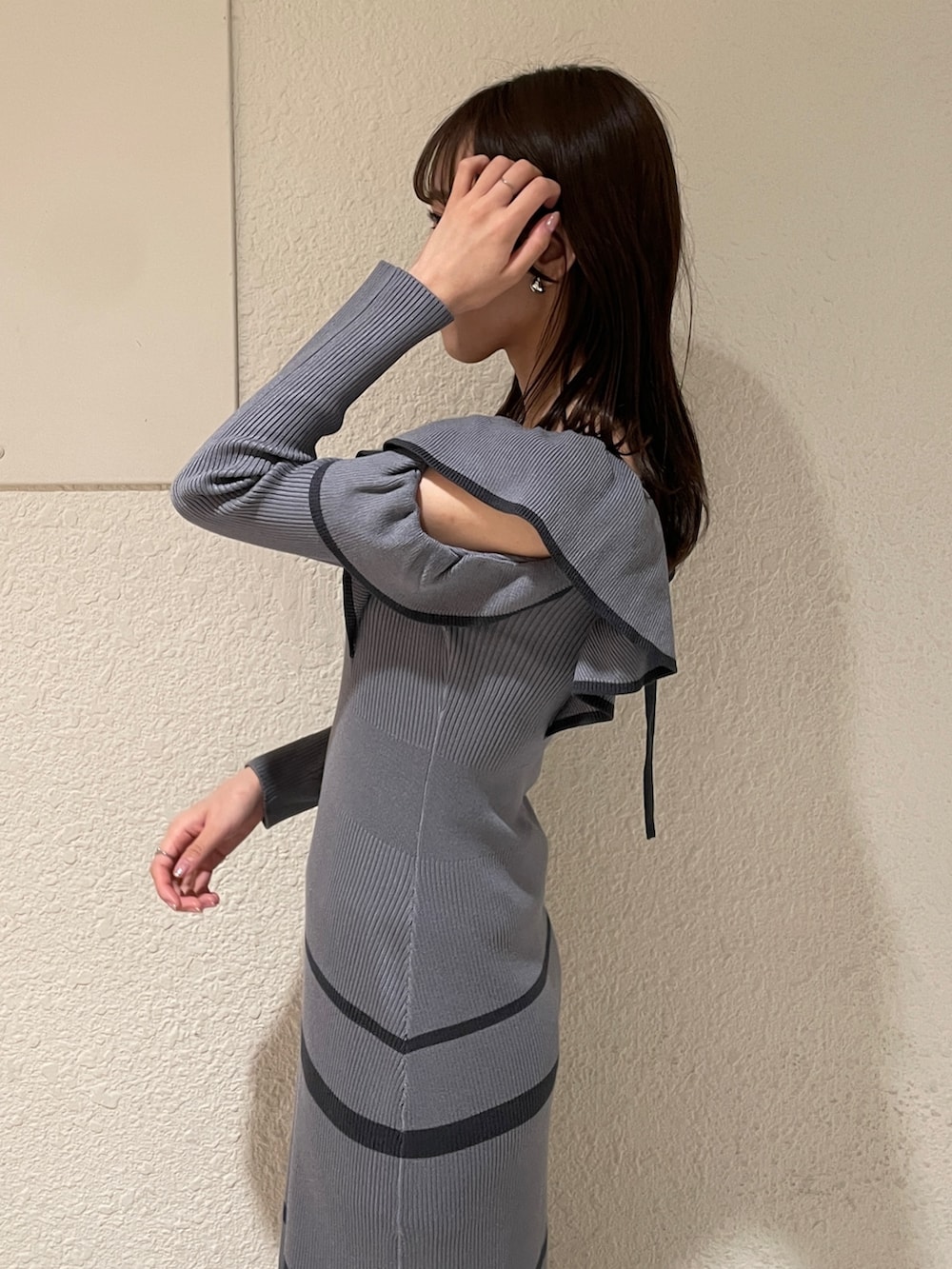 グレー系のワンピース、ブラック系のブーツを着用したレディースの冬コーディネートの5枚目の写真