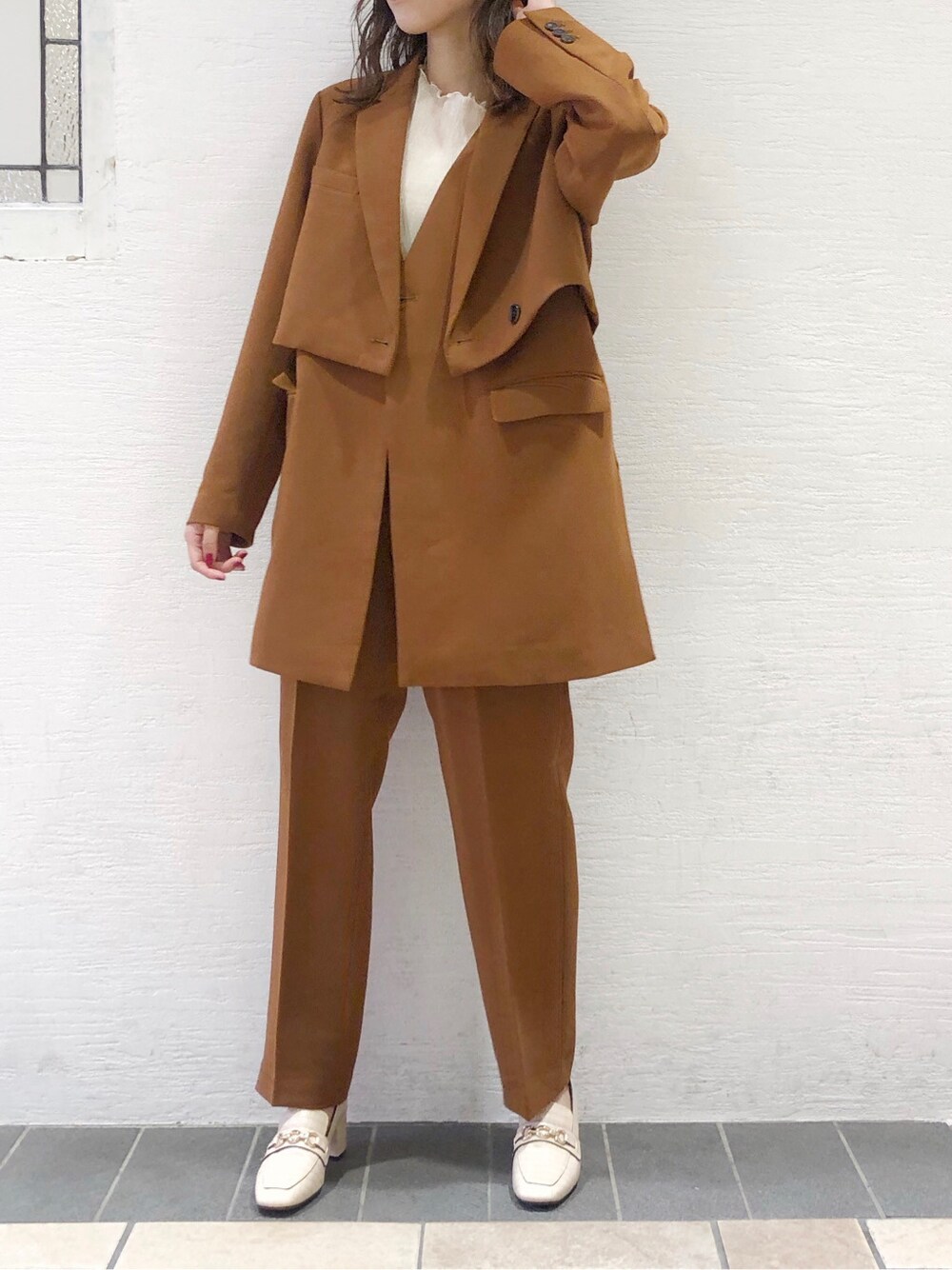 ブラウン系のテーラードジャケット、ホワイト系のローファー、ホワイト系のシャツ/ブラウスを着用したレディースの夏コーディネートの2枚目の写真