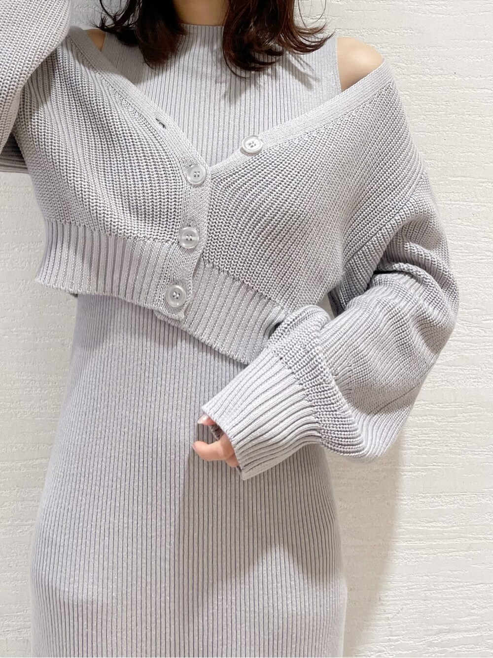 ブラック系のブーツ、グレー系のワンピースを着用したレディースの冬コーディネートの3枚目の写真