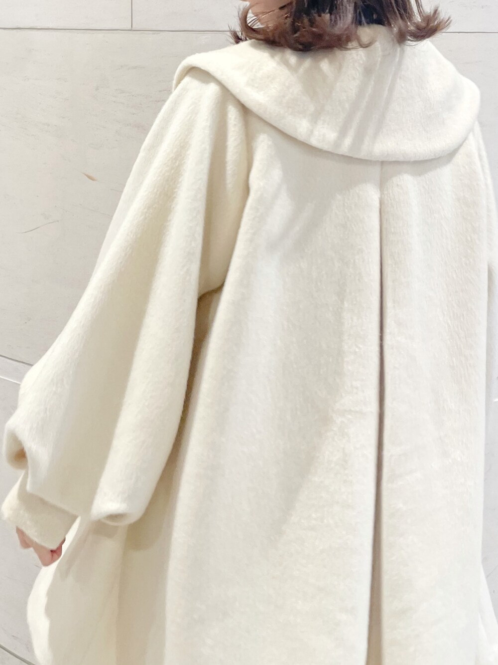 ベージュ系のその他アウター、ブルー系のシャツ/ブラウス、ブルー系のスカートを着用したレディースの秋コーディネートの6枚目の写真