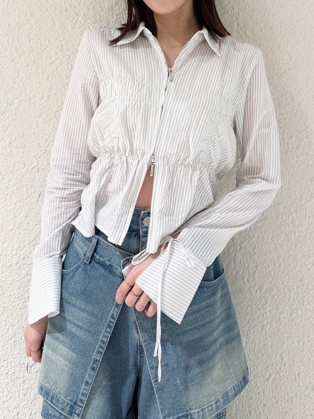 ブルー系のシャツ/ブラウス、ブラウン系のローファー、ブルー系のデニムパンツを着用したレディースの春コーディネートの4枚目の写真