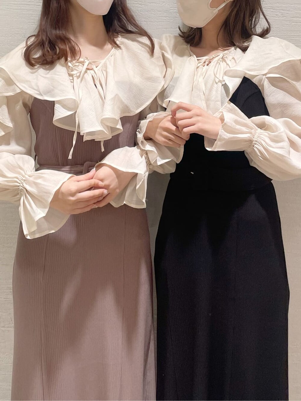 ベージュ系のブーツ、ブラック系のブーツ、ブラック系のワンピースを着用したレディースの秋コーディネートの7枚目の写真