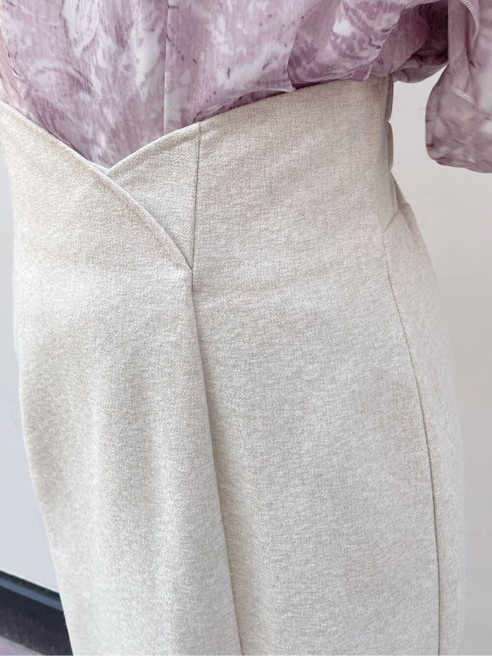 ブラック系のブーツ、ホワイト系のスカート、パープル系のシャツ/ブラウスを着用したレディースの秋コーディネートの9枚目の写真