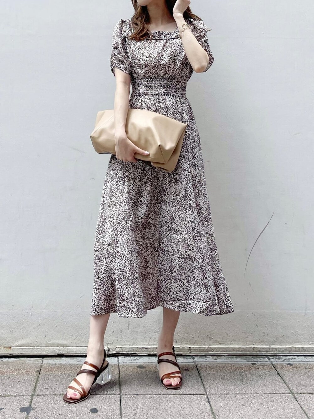 その他のサンダル、ベージュ系のトートバッグ、ブラウン系のワンピースを着用したレディースの夏コーディネートの2枚目の写真