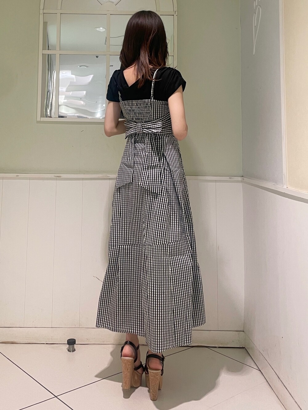 ブラック系のTシャツ/カットソー、その他のワンピース、ブラック系のサンダルを着用したレディースの夏コーディネートの4枚目の写真