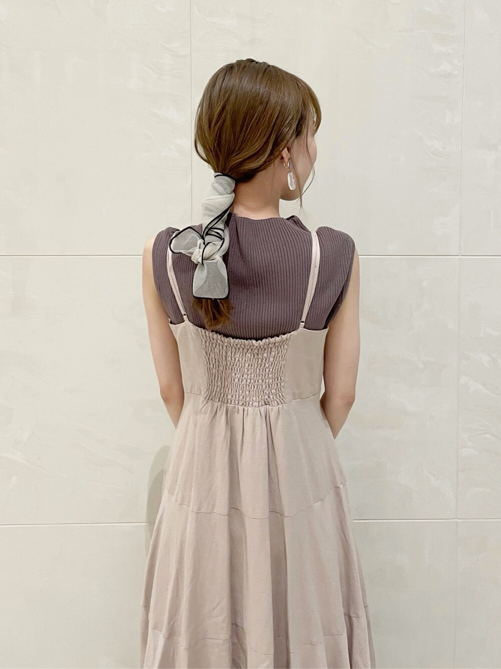 ベージュ系のワンピース、その他のサンダル、ベージュ系のニット/セーターを着用したレディースの春コーディネートの5枚目の写真