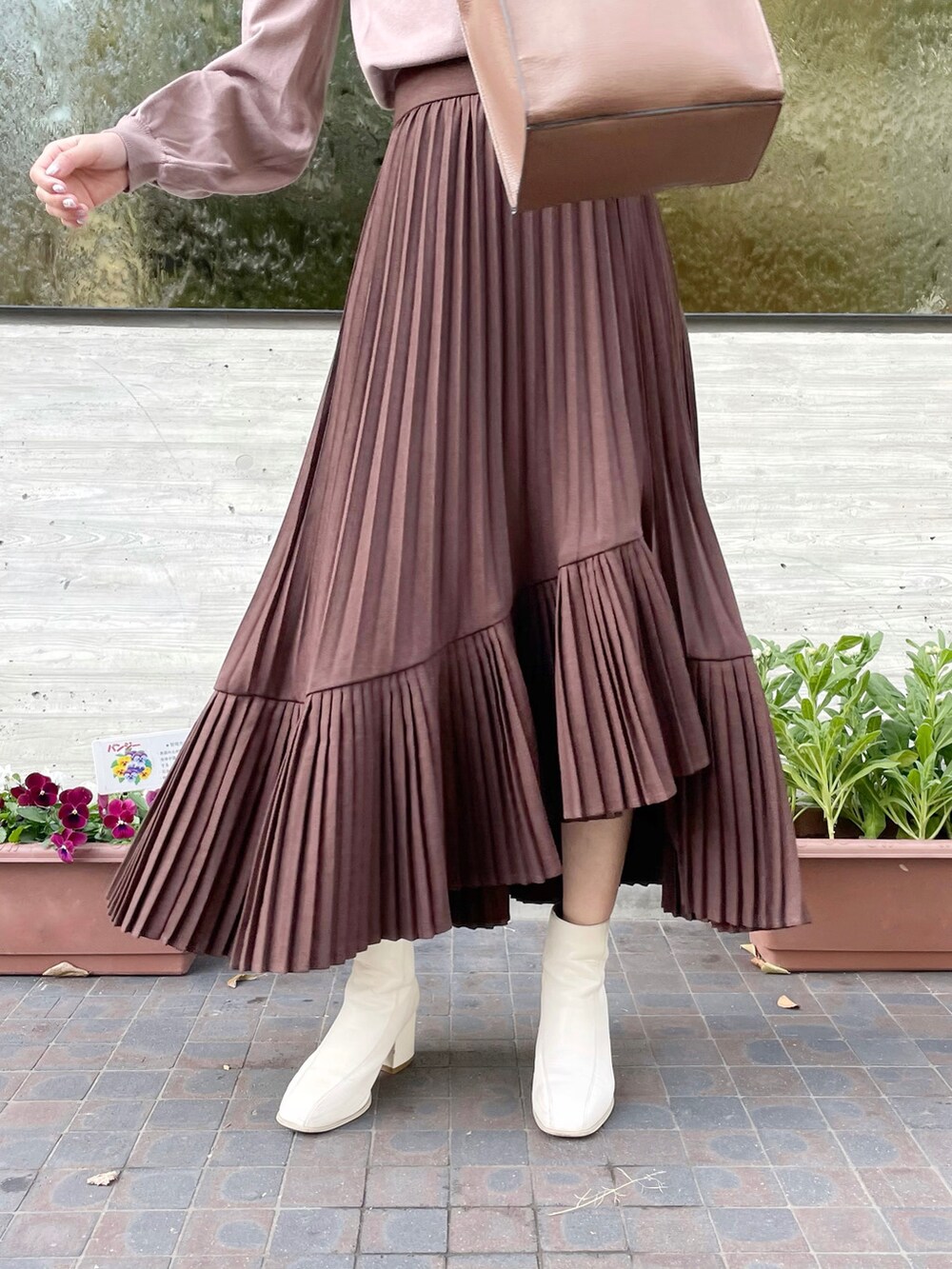 ホワイト系のブーツ、ブラウン系のハンドバッグ、パープル系のニット/セーターを着用したレディースの冬コーディネートの5枚目の写真