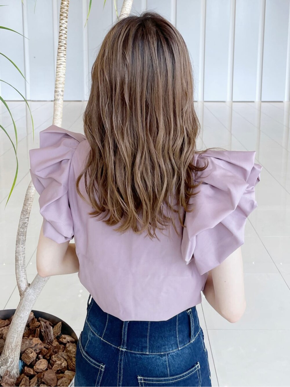 ピンク系のシャツ/ブラウス、ブラウン系のテーラードジャケット、ブラック系のパンプスを着用したレディースの秋コーディネートの6枚目の写真