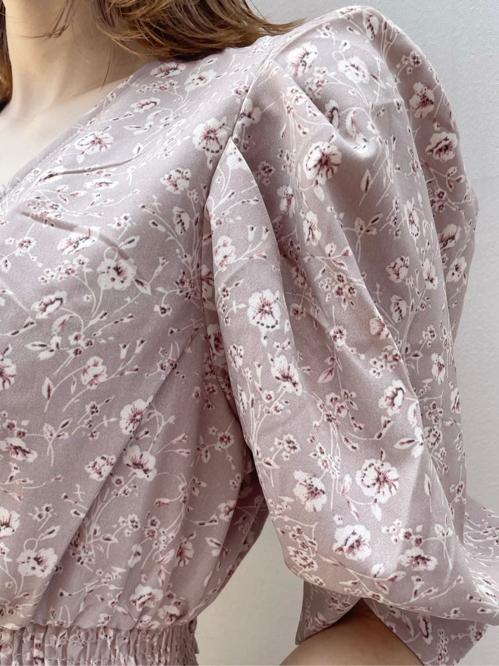 ピンク系のワンピース、ベージュ系のブーツを着用したレディースの夏コーディネートの8枚目の写真