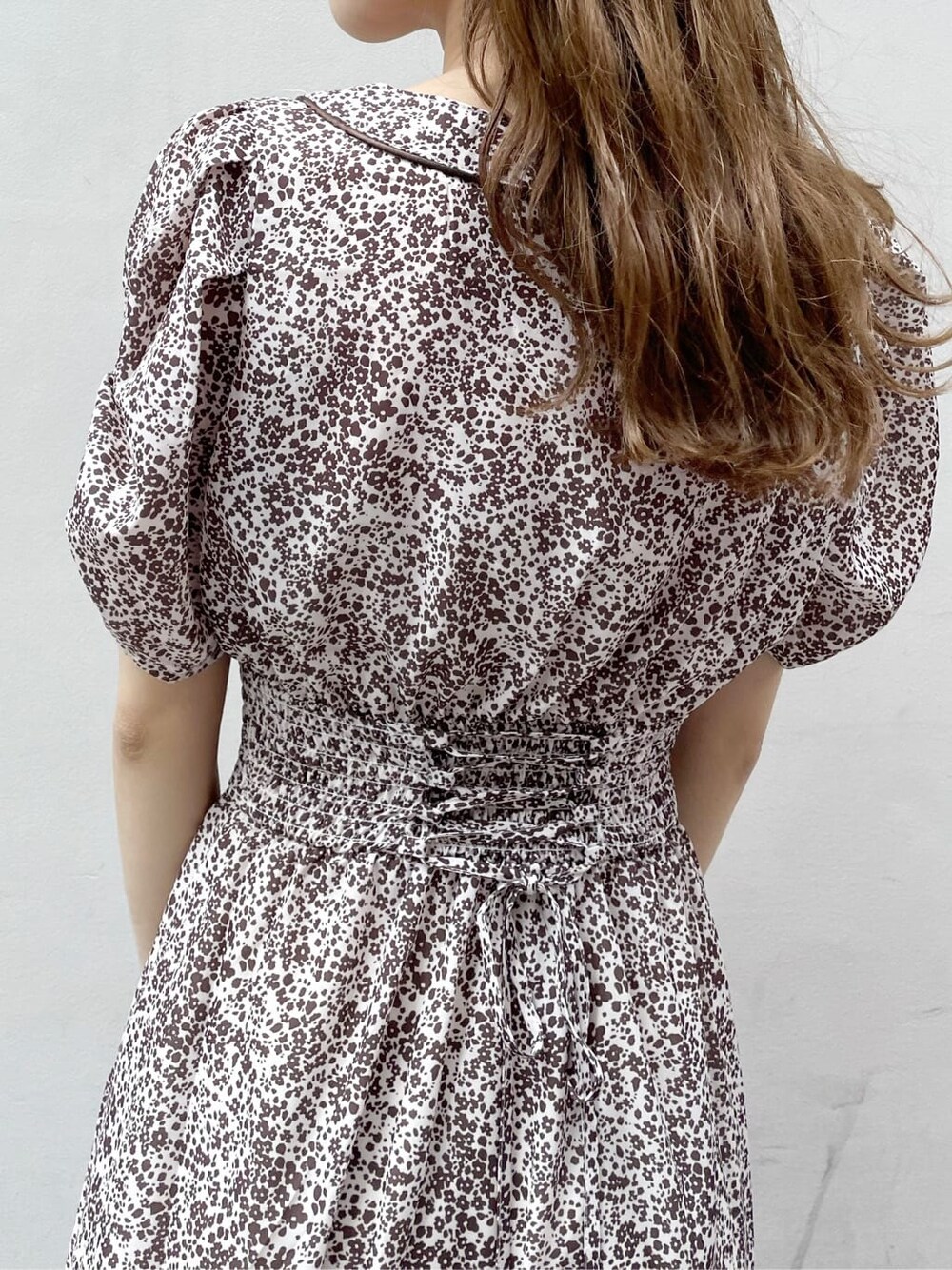 その他のサンダル、ベージュ系のトートバッグ、ブラウン系のワンピースを着用したレディースの夏コーディネートの5枚目の写真