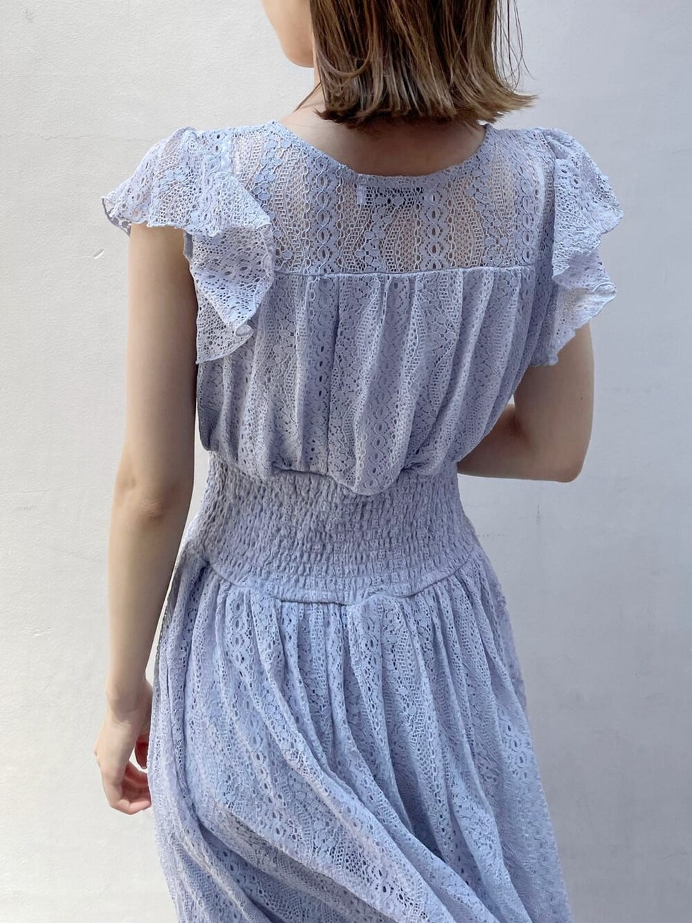 その他のサンダル、ブルー系のワンピース、その他のサンダルを着用したレディースの夏コーディネートの5枚目の写真