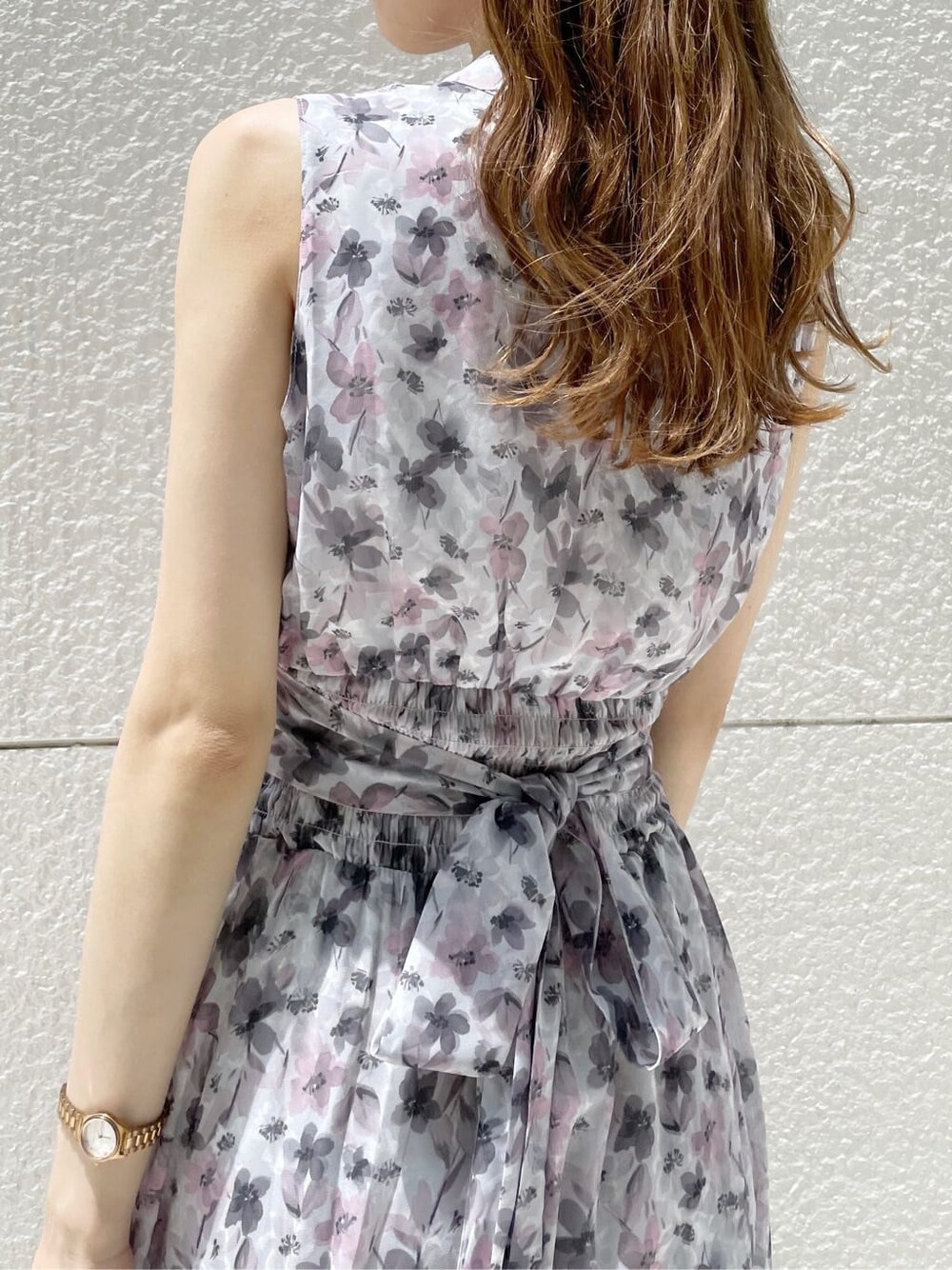 ブラウン系のハンドバッグ、ブラウン系のサンダル、ピンク系のワンピースを着用したレディースの夏コーディネートの6枚目の写真