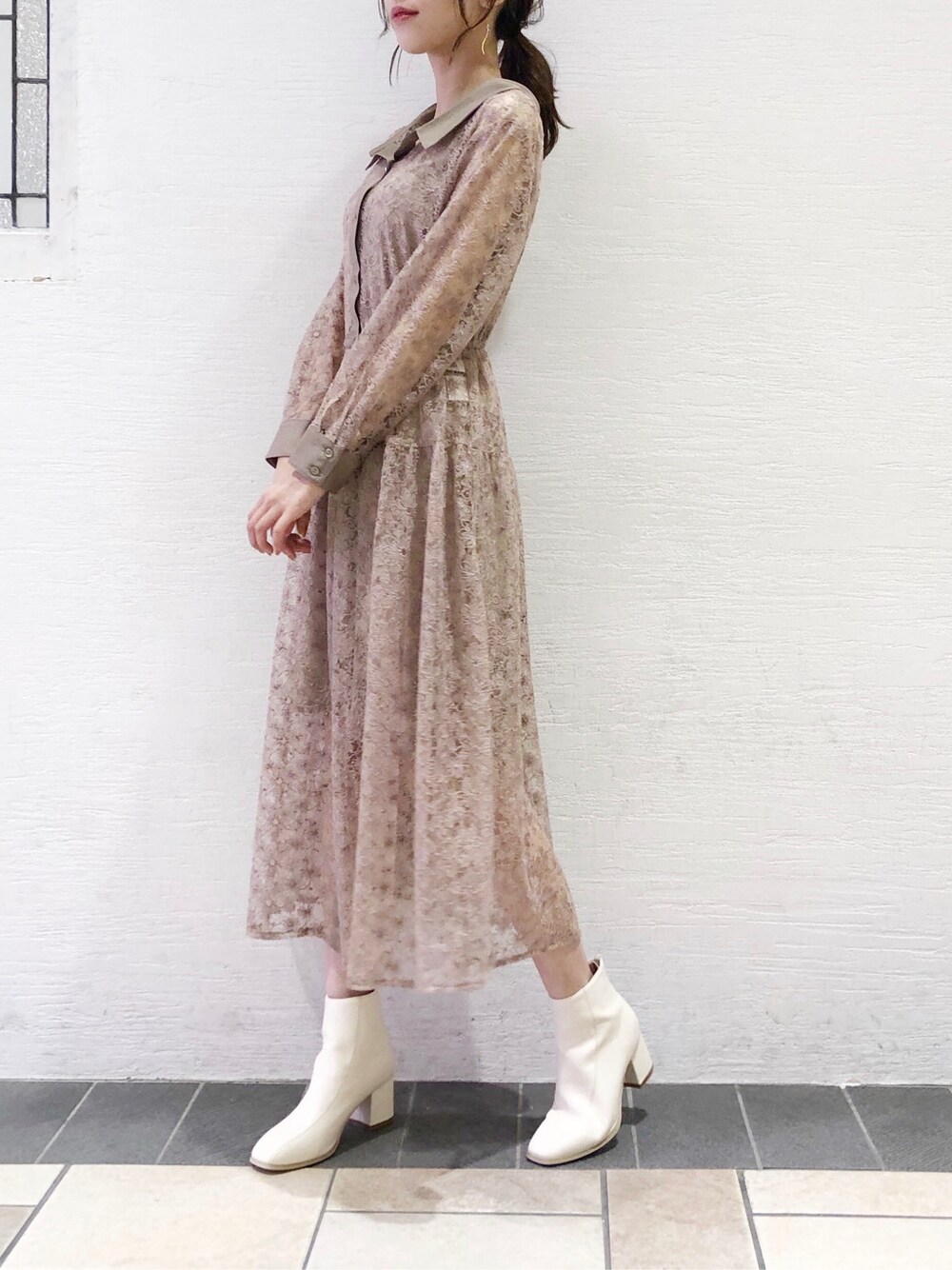 ベージュ系のワンピース、ホワイト系のブーツ、グレー系のイヤリングを着用したレディースの夏コーディネートの2枚目の写真