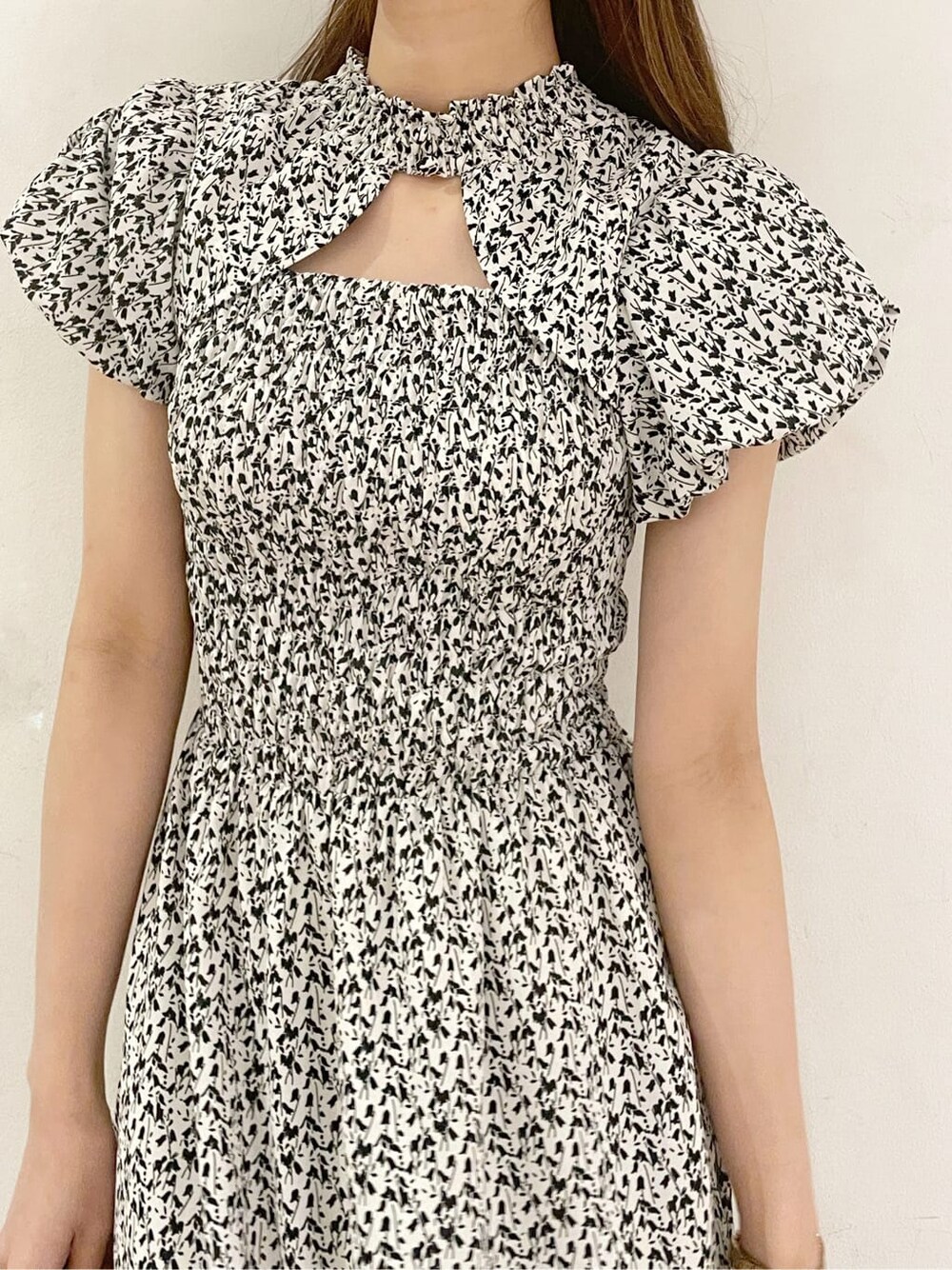 ホワイト系のワンピース、ピンク系のパンプスを着用したレディースの夏コーディネートの5枚目の写真