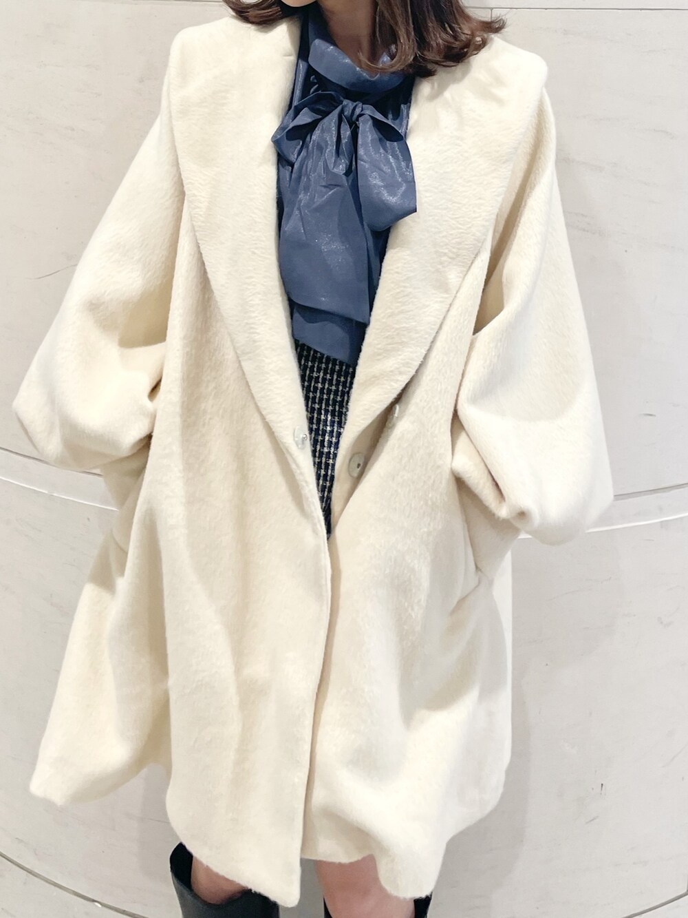 ベージュ系のその他アウター、ブルー系のシャツ/ブラウス、ブルー系のスカートを着用したレディースの秋コーディネートの7枚目の写真