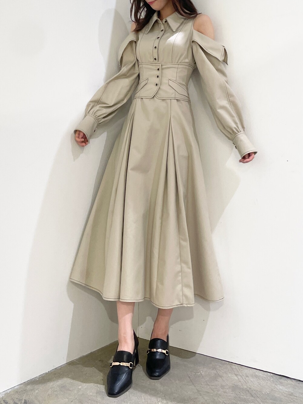 ブラック系のローファー、ホワイト系のワンピース、ベージュ系のカーディガン/ボレロを着用したレディースの秋コーディネートの2枚目の写真